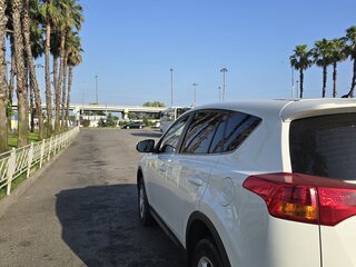 2014 Toyota RAV4 IV (XA40), белый, 1900000 рублей, вид 3