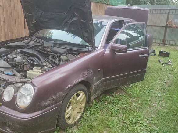 1997 Mercedes-Benz E-Класс 220 II (W210, S210), пурпурный, 280000 рублей