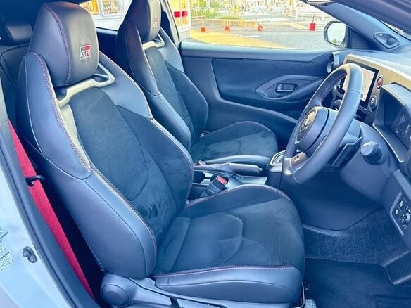 2025 Toyota Yaris IV Рестайлинг, белый, 4980000 рублей - вид 7