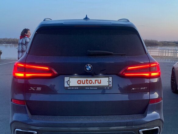 2018 BMW X5 50i IV (G05/G18), синий, 5900000 рублей - вид 8