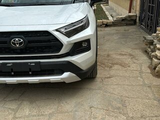 2023 Toyota RAV4 V (XA50), белый, 4200000 рублей, вид 1