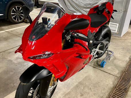 2024 Ducati Panigale V4, красный, 3950000 рублей, вид 3