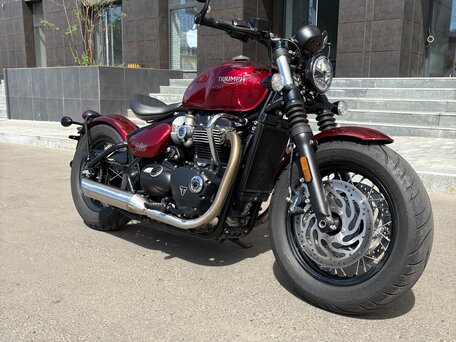 2021 Triumph Bonneville Bobber, красный, 2150000 рублей, вид 1
