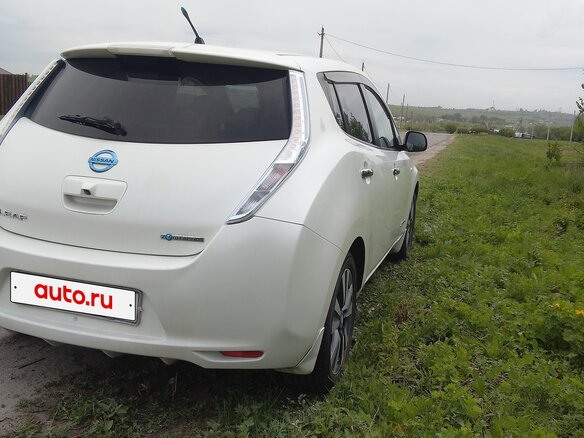 2013 Nissan Leaf (EM57) I (ZE0/AZE0), белый, 1200000 рублей - вид 5