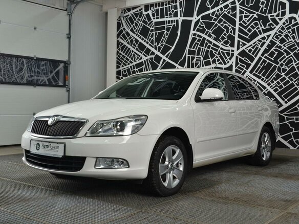 2011 Skoda Octavia II (A5) Рестайлинг, белый - вид 2