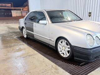 1997 Mercedes-Benz E-Класс 230 II (W210, S210), серебристый, 310000 рублей, вид 3