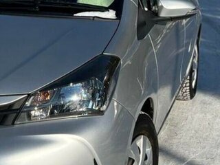 2014 Toyota Vitz III (XP130) Рестайлинг, серый, 890000 рублей, вид 2
