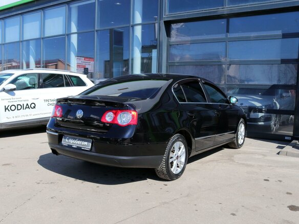 2010 Volkswagen Passat B6, чёрный - вид 4