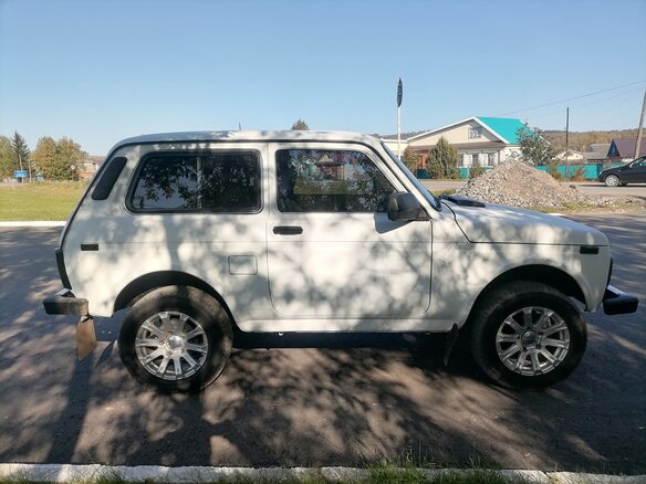 2005 Lada (ВАЗ) 2121 (4x4) I Рестайлинг, белый, 290000 рублей - вид 9