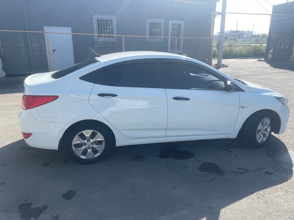 2014 Hyundai Solaris I Рестайлинг, белый, 930000 рублей - вид 1