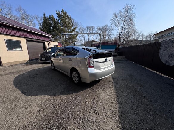 2011 Toyota Prius III Рестайлинг (XW30), серебристый, 1370000 рублей - вид 5