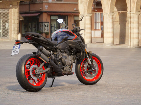 2026 Ducati Monster, серый, 1835000 рублей, вид 3
