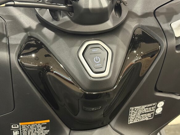 2026 Yamaha TMAX, серый, 1790000 рублей - вид 17