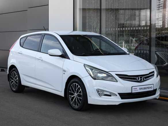 2015 Hyundai Solaris I Рестайлинг, белый - вид 2