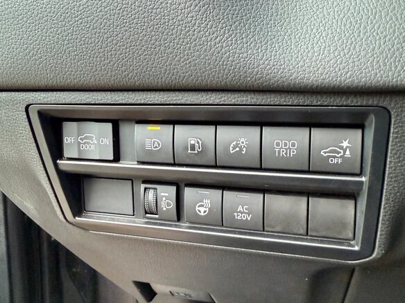 2023 Toyota Sequoia III, серый, 8950000 рублей - вид 10