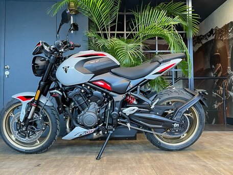 2026 Triumph Trident 800, серебристый, 1620000 рублей, вид 4