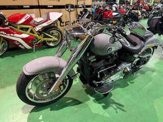 2025 Harley-Davidson Fat Boy, серый, 2280000 рублей, вид 3