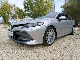 2018 Toyota Camry VIII (XV70), серебристый, 2635000 рублей, вид 1