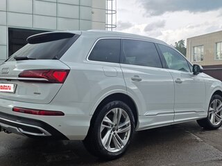 2022 Audi Q7 55 TFSI II (4M) Рестайлинг, белый, 5700000 рублей, вид 4