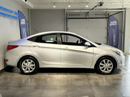 2016 Hyundai Solaris I Рестайлинг, серебристый, 980000 рублей, вид 4