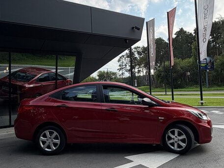 2013 Hyundai Solaris I, красный, 790000 рублей, вид 4