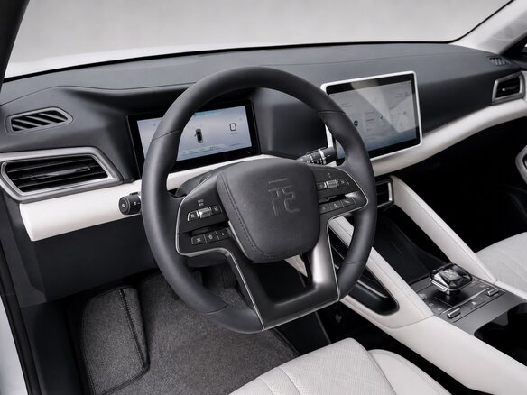 2025 BYD Yuan Up 45.12 kWh, серебристый, 1580007 рублей - вид 4