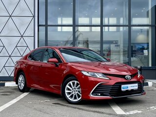 2021 Toyota Camry VIII (XV70) Рестайлинг, красный, 2799000 рублей, вид 3