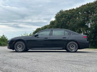 2026 BMW 7 серии 740 xDrive VII (G70) Рестайлинг, чёрный, 15458378 рублей, вид 3