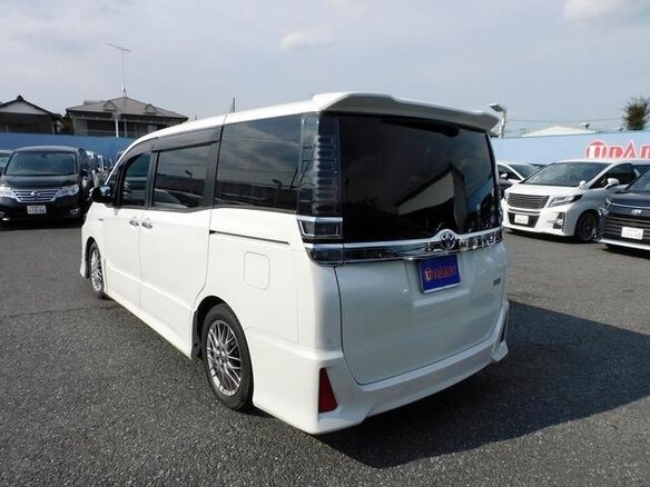 2021 Toyota Voxy III (R80) Рестайлинг, белый, 2010000 рублей - вид 5