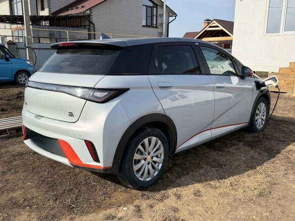 2025 BYD Dolphin 44.9 kWh I, серебристый, 1675000 рублей - вид 5