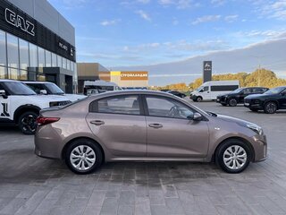 2020 Kia Rio IV Рестайлинг, коричневый, 1420000 рублей, вид 4