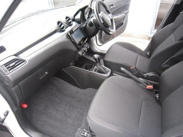 2023 Suzuki Swift V Рестайлинг, белый, 990000 рублей - вид 8