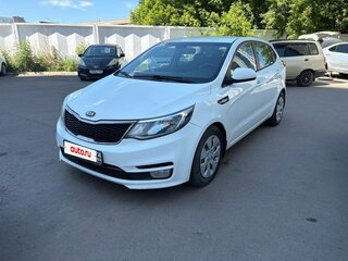 2015 Kia Rio III Рестайлинг, белый, 830000 рублей, вид 3