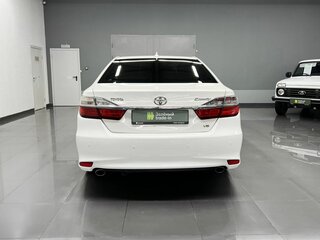 2015 Toyota Camry VII (XV50) Рестайлинг, белый, 1660000 рублей, вид 4