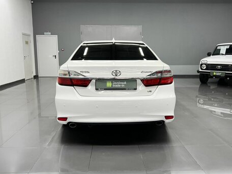 2015 Toyota Camry VII (XV50) Рестайлинг, белый, 1730000 рублей, вид 4