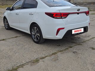 2020 Kia Rio IV, белый, 1550000 рублей, вид 4