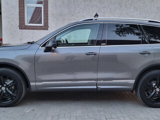 2017 Volkswagen Touareg II Рестайлинг, серебристый, 4400000 рублей, вид 5