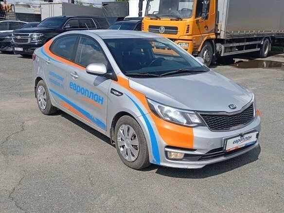 2017 Kia Rio III Рестайлинг, серебристый, 1025000 рублей - вид 1
