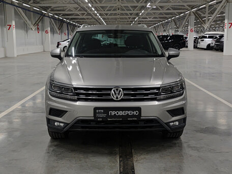 2018 Volkswagen Tiguan II, серебристый, 3000000 рублей, вид 2
