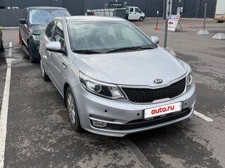 2016 Kia Rio III Рестайлинг, серебристый, 1050000 рублей, вид 1