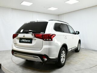2022 Mitsubishi Outlander III Рестайлинг 3, белый, 2945000 рублей, вид 5