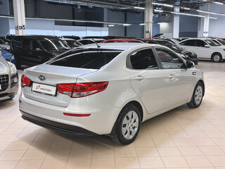 2016 Kia Rio III Рестайлинг, серебристый, 1065000 рублей, вид 4