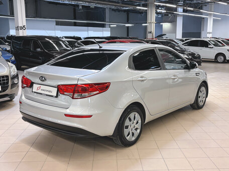 2016 Kia Rio III Рестайлинг, серебристый, 1065000 рублей, вид 4