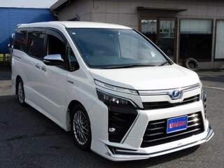 2021 Toyota Voxy III (R80) Рестайлинг, белый, 2010000 рублей, вид 1