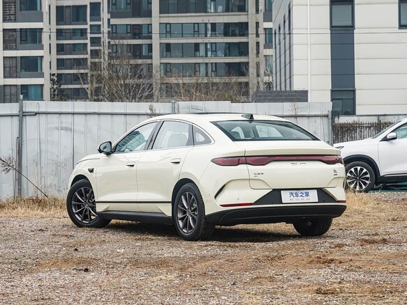 2026 BYD Qin L, бежевый, 1970000 рублей - вид 4