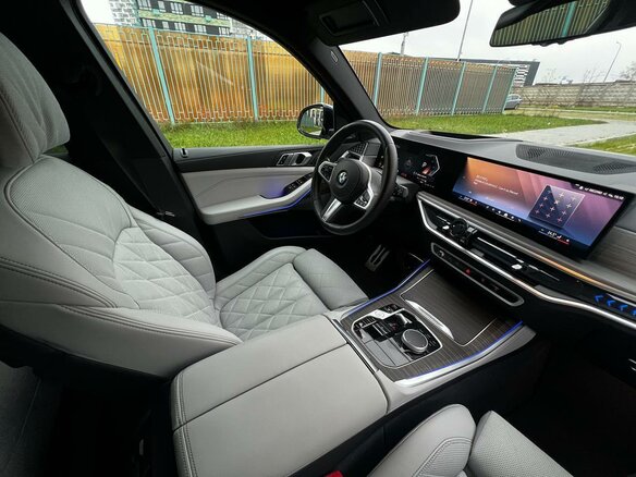 2024 BMW X5 40i IV (G05/G18) Рестайлинг, серый - вид 13