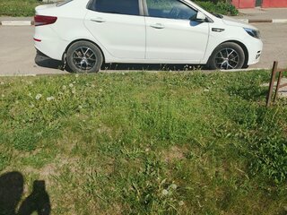 2016 Kia Rio III Рестайлинг, белый, 900000 рублей, вид 4