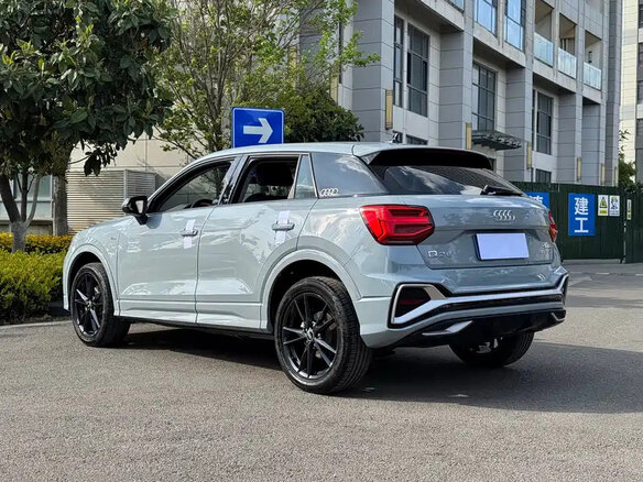 2023 Audi Q2 35 TFSI I Рестайлинг, серый - вид 1