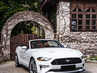 2021 Ford Mustang VI Рестайлинг, белый, 4900000 рублей, вид 1