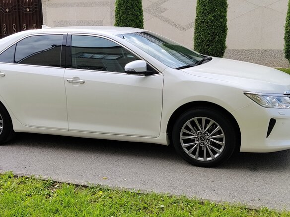 2016 Toyota Camry VII (XV50) Рестайлинг, белый, 1950000 рублей